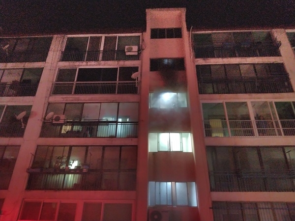 12일 오전 전주시 완산구 효자동의 한 아파트에서 화재가 발생해 주민 20여명이 대피하는 소동이 벌어졌다. 사진제공= 전북소방본부.