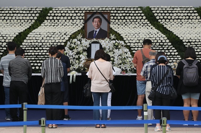 12일 서울광장에 마련된 고 박원순 서울시장 분향소를 찾은 시민들이 묵념하고 있다. 연합뉴스