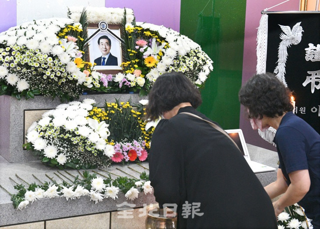 고 박원순 서울시장 전주시민분향소가 마련된 뉴타운장례식장에 11일 조문객들의 발길이 이어지고 있다. 오세림 기자