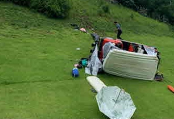 12일 완주의 한 골프장서 골프 카트가 넘어져 4명이 다쳤다.