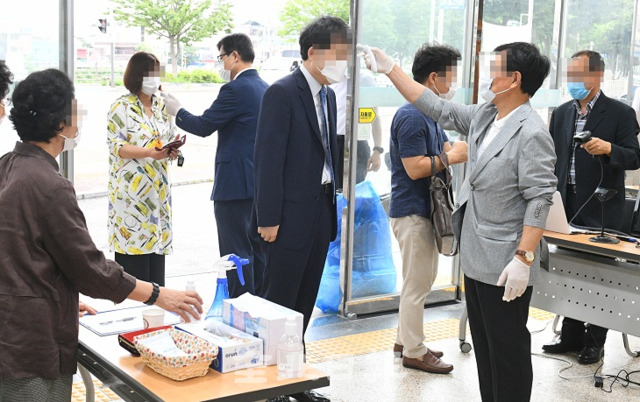대전과 광주에서 방문판매나 종교시설에서의 감염이 이어지면서 도내에서도 집단감염에 대한 우려와 예방활동이 강화되고 있는 가운데 12일 전주의 한 교회에서 주말 예배를 위해 교회를 찾은 신자들의 발열체크와 손소독 등 확산방지에 노력하고 있다. 오세림 기자