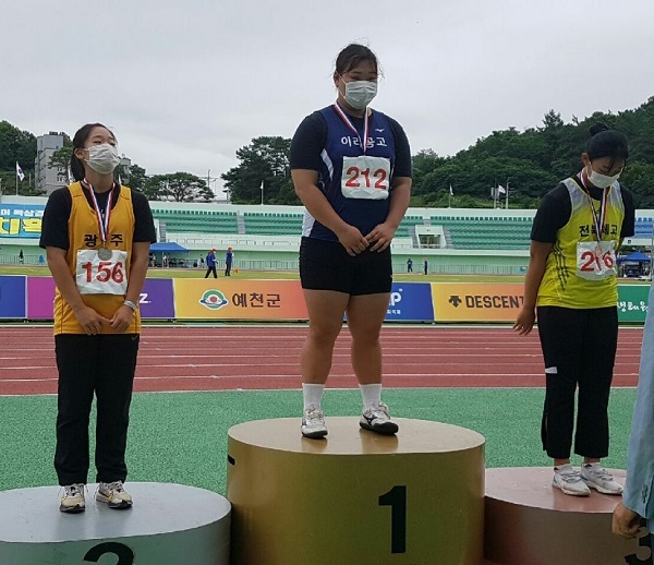 이리공고 신유진 선수(가운데)가 제40회 전국종별육상경기선수권대회 여자 고등부 원반던지기(1.0KG) 결선에 출전해 52.87m를 던져 우승을 차지했다.