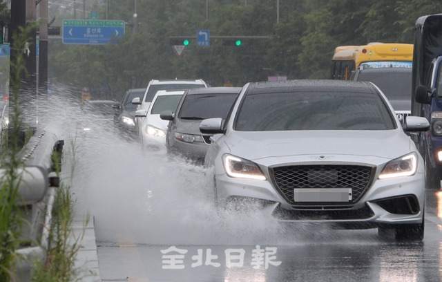 많은 비가 내린 13일 전주시 유연로 등 시내 곳곳에서 물웅덩이가 발생해 운전자들이 불편을 겪고 있다. 조현욱 기자