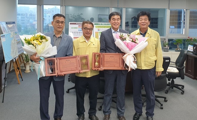 13일 전북도가 한국전기안전공사 전북지역본부 박영웅 본부장과 안은찬 고객지원부장에게 감사패를 전달했다.