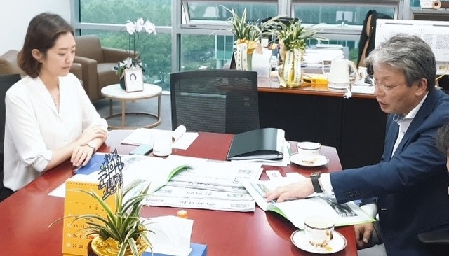 지난 13일 유진섭 정읍시장이 고민정(서울 광진구을) 국회의원을 만나 지역 현안 사업 및 2021 국가예산확보 중점 대상사업에 대해 설명하고 있다.