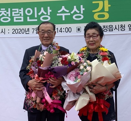 지난 11일 강광 정읍시체육회장(왼쪽)이 (사)한국부패 방지 국민운동본부 총연합회가 시상하는 ‘자랑스러운 대한민국 청렴인 대상’을 수상했다.
