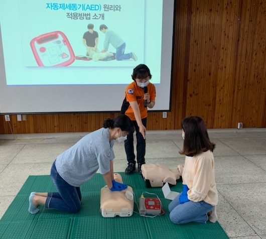 14일 무진장소방서가 장수교육지원청 대회의실에서 초등학교 돌봄 전담교사 및 방과 후 학교 순회강사 30여명이 참여한 가운데 맞춤형 소방안전교육을 진행했다.