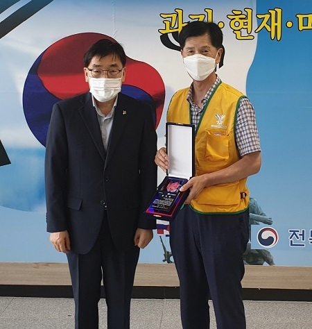 엄양섭 익산시자원봉사센터 이사장(오른쪽)이 전북서부보훈지청을 통해 국가보훈처장 감사패를 받았다.