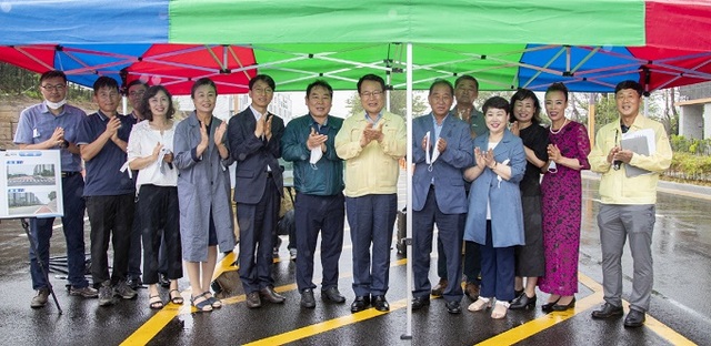 14일 열린 익산 마한로 도로개설공사 준공·개통식에서 참석자들이 기념촬영을 하고 있다.