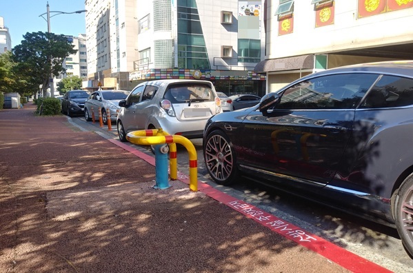 김제소방서가 출동에 지장을 주는 행위 등 소방자동차 우선 통행을 저해하는 행위에 대해 과태료를 부과한다고 밝혔다. 사진제공= 김제소방서.