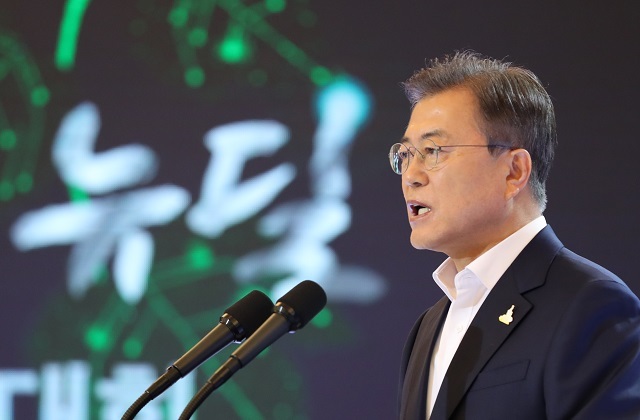 문재인 대통령이 14일 청와대 영빈관에서 열린 '한국판 뉴딜 국민보고대회'에서 발언하고 있다. 연합뉴스