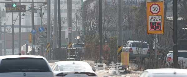 전주의 한 초등학교 일대 30km 이내로 제한된 어린이 보호구역에서 차들이 과속을 하고 있다. 전북일보 자료사진