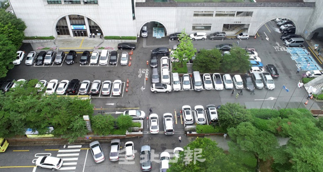 15일 전주시청 주차장의 공간과 관리 부족으로 민원인들이 불편을 겪고 있다. 사진은 드론으로 찍은 만차 상태의 전주시청 주차장. 조현욱 기자