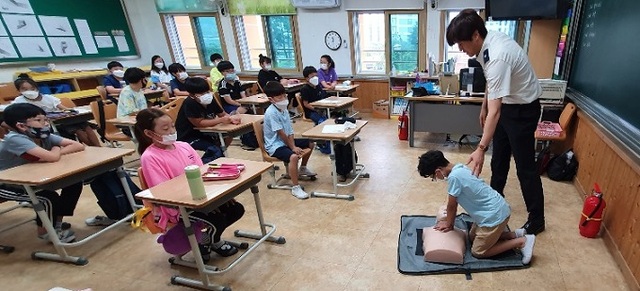 16일 남원소방서가 남원초등학교에서 4학년을 대상으로 심폐소생술 등 소방안전교육을 실시했다