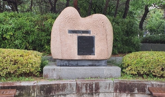 전주 덕진시민공원의 이철균 시비.