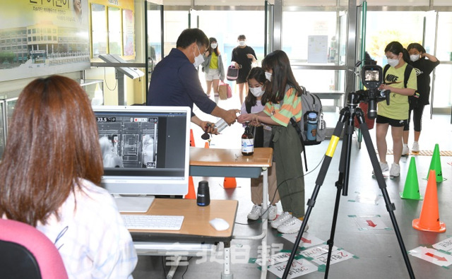 전주의 한 초등학교 학생들이 발열검사를 받으며 등교하고 있다. 전북일보 자료사진