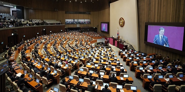 문재인 대통령이 16일 국회에서 열린 제21대 국회 개원식에서 연설하고 있다. 연합뉴스