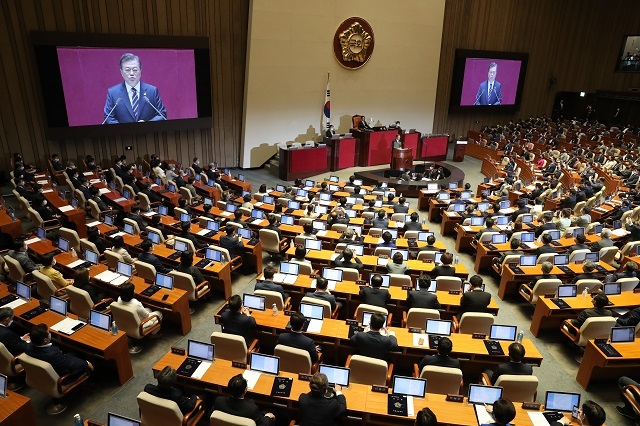 문재인 대통령이 16일 국회 본회의장에서 열린 제21대 국회 개원식에서 개원축하 연설을 하고 있다. 연합뉴스
