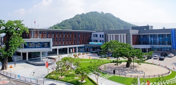 장수군청사 전경.