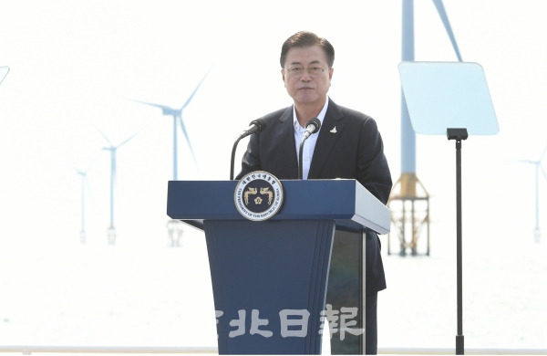 문재인 대통령은 한국형 뉴딜정책 그린뉴딜 첫 현장행보로 17일 전북 서남권 해상풍력 실증단지를 방문해  해상풍력 경쟁력 강화와 그린에너지의 중요성을 강조하고 있다. /오세림 기자