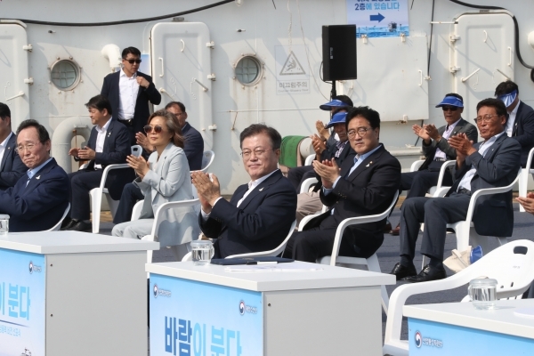 문재인 대통령이 17일 전북 부안군 해상풍력 실증단지에서 열린 '한국판 뉴딜, 그린 에너지 현장 방문 행사 - 바람이 분다' 행사에 참석해 박수치고 있다. /연합뉴스