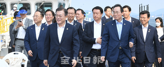 문재인 대통령은 한국형 뉴딜정책 그린뉴딜 첫 현장행보로 17일 전북 서남권 해상풍력 실증단지를 방문하고 있다. 오세림 기자