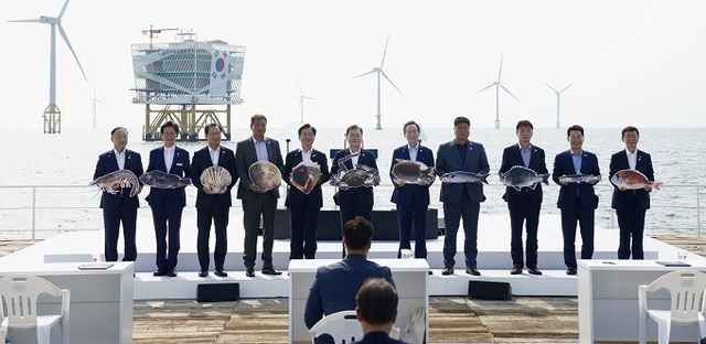 지난 17일 유기상 고창군수가 고창 앞바다의 서남권 해상풍력 실증단지에 도착해 협약식을 끝낸 참여인사들과 특산물 피켓을 들고 기념촬영을 하고 있다.