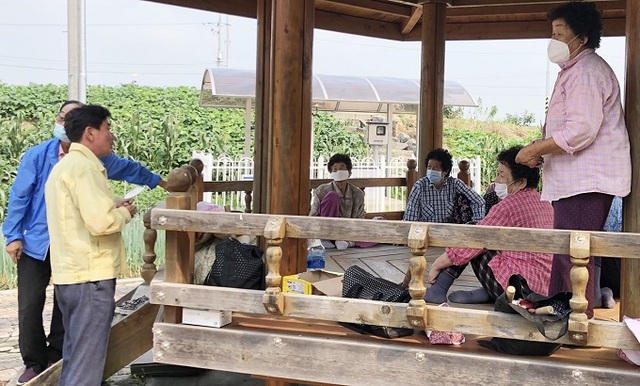 지난 17일 정읍시 태인면사무소 곽재욱 노인 일자리 참여 어르신들의 근무지를 찾아가 소통하며 복지 행정 강화에 나섰다.