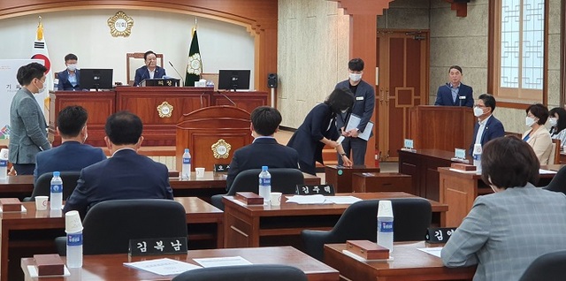 지난 17일 열린 김제시의회 의장단 선거에서 한 의원이 투표하고 있다.