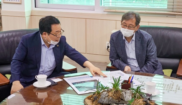 지난 17일 정헌율 익산시장(왼쪽)이 대전지방국토관리청 손우준 청장을 만나 익산시 삼기면 구간에 하이패스IC를 설치해 줄 것을 건의했다.