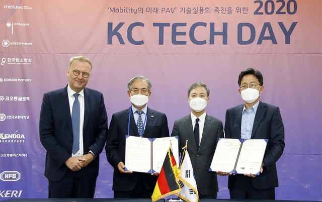 지난 17일 한국탄소융합기술원이 한독상공회의소와 탄소 복합재산업과 관련된 국제협력을 위해 업무협약도 체결한 후 기념촬영을 하고 있다.