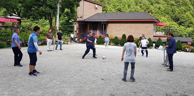 지난 10일과 11일 진안 정천면 펜션에서 전북일보 리더스아카데미 제7기 원우회 하계연수가 열린 가운데 원우들이 족구를 즐기고 있다.