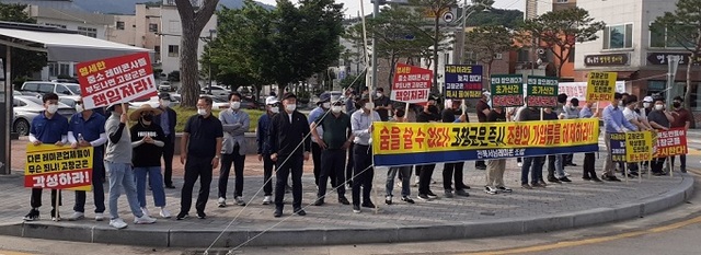 고창군이 전북서남권레미콘조합의 결제계좌를 가압류하면서 피해를 입은 군산 등 관련 업체가 고창군청 앞에서 집회를 열고 대책 마련을 촉구하고 있다.