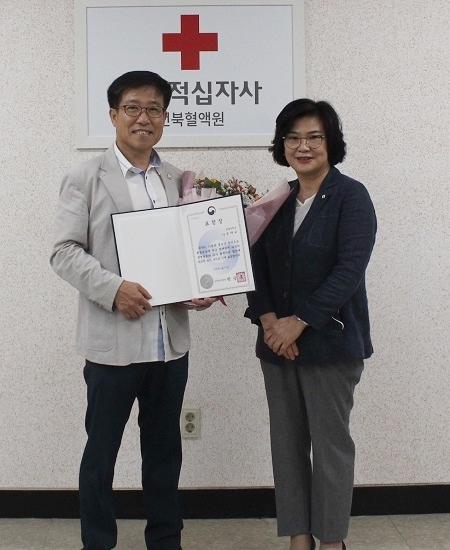 20일 송태규 전북혈액원 헌혈홍보위원(왼쪽)이 세계헌혈자의 날을 맞아 보건복지부 장관상을 수상했다.