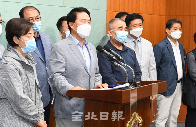 20일 전라북도관광협회가 도의회 브리핑룸에서 기자회견을 갖고 관광업계 및 종사자들의 실직방지와 인건비 지원 등 적극적 지원방안을 마련해 줄 것을 촉구했다.