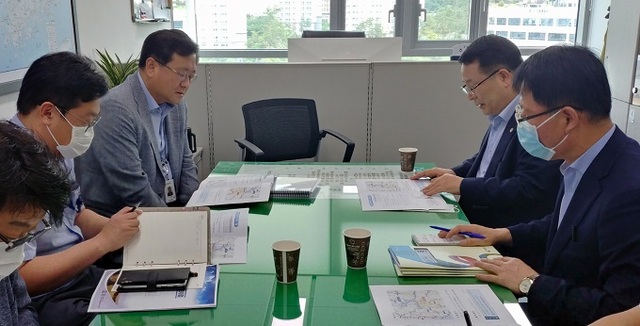 21일 정헌율 익산시장이 국토부를 방문해 주현종 도로국장에게 내년 착공 예정인 국도27호선 대체우회도로 개설사업 추진을 위한 국가예산 반영을 요구했다.