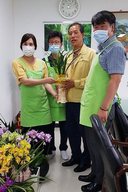 21일 정읍시청 백준수 경제환경국장이 아름다운가게 정읍수성점에 화분 40개를 기증했다.