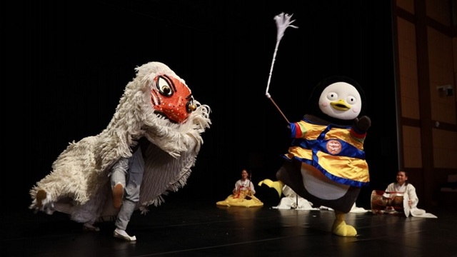 봉산탈춤과 공연하는 펭수. 사진제공=문화재청.