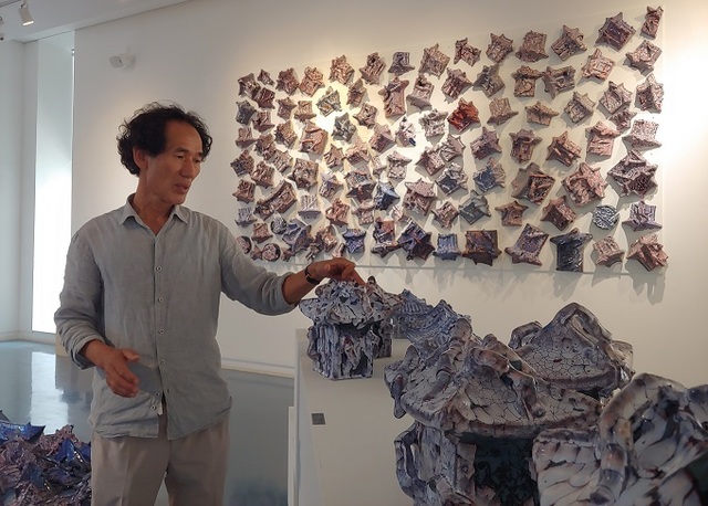 전주 누벨백미술관에서 22번째 개인전을 열고 있는 이한우 작가가 ‘Dream of Hanok’이라는 작품 이름에 담긴 의미를 설명하고 있다.