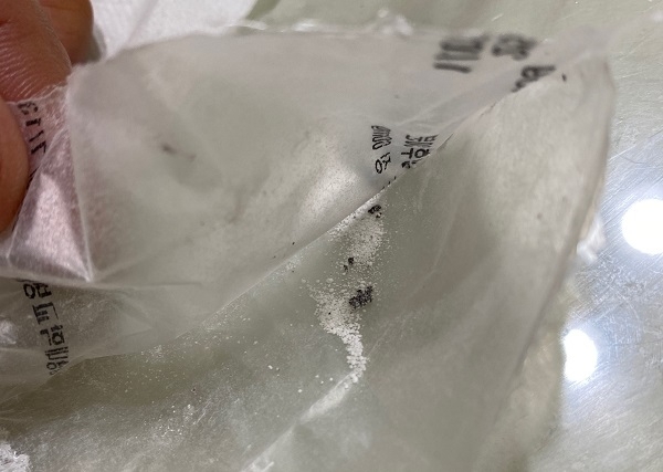 원광대학교병원에서 생후 200일 영아에게 처방한 가루 조제약에서 검정색 이물질이 발견됐다. 사진= 제보자 제공.