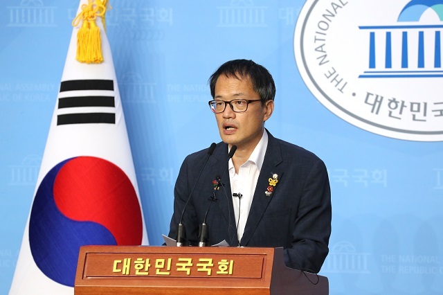 더불어민주당 박주민 의원이 21일 오후 서울 여의도 국회 소통관에서 기자회견을 열고 당 대표자 출마를 선언하고 있다. 연합뉴스