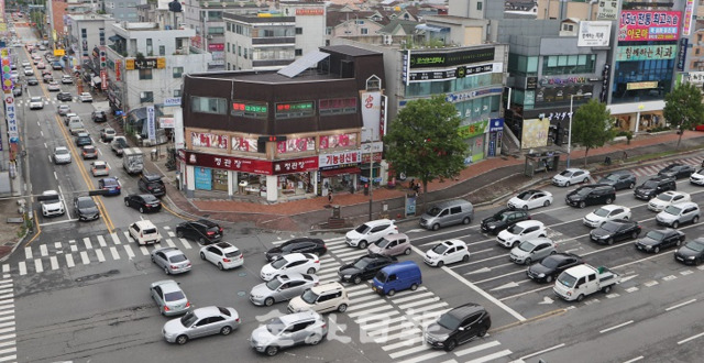 21일 전주시 어은터널사거리에서 많은 차들이 불법주차와 꼬리물기를 하고 있어 극심한 교통체증을 겪고 있다. 조현욱 기자