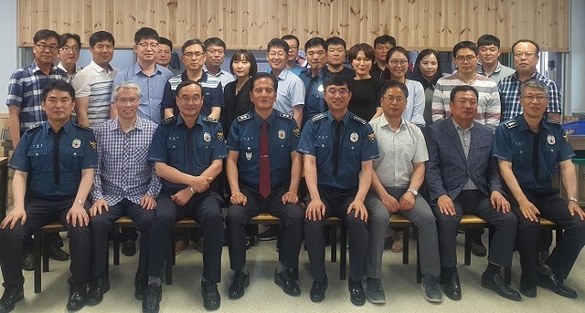 22일 김제경찰서를 방문한 조용식 전북지방경찰청장이 직원들과 기념촬영을 하고 있다.