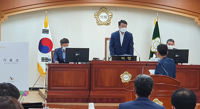 22일 열린 김제시의회 임시회에서 노규석 의원이 의사 진행 발언에 앞서 온주현 의장과 이야기하고 있다.