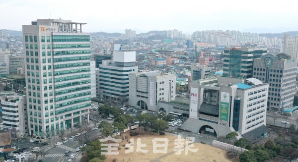 현 전주시청사와 인근 현대해상 건물. 전북일보 자료사진.