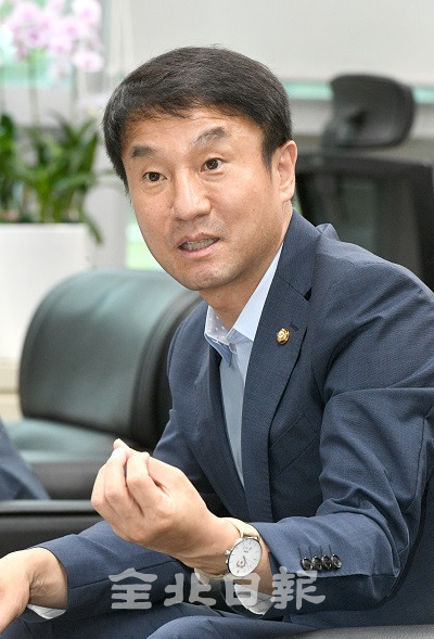 22일 더불어민주당 한병도 국회의원이 도의회 기자실에서 간담회를 열고 최고위원 경선 출마와 관련해 입장을 밝히고 있다. 오세림 기자