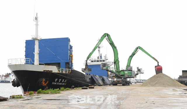 도내 유일의 국가관리무역항인 '군산항'이 지자체 관심 후순위로 밀리면서 신항로 개척과 항만배후단지 조성 등 항만사업을 관리할 기관이나 조직도 없어 타 지역 항만보다 경쟁력이 하락하고 있는 가운데 22일 모래를 실은 선박에서 하역작업을 하고 있다. 오세림 기자
