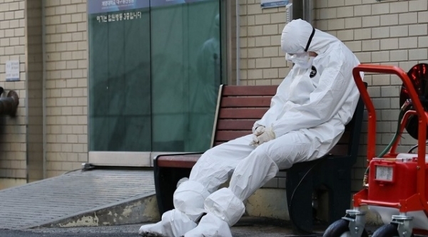 지난 2월 23일 대구시 중구 계명대학교 대구동산병원에서 한 의료진이 다음 확진자가 도착하기에 앞서 의자에 앉아 잠시 휴식을 취하고 있다. 연합뉴스