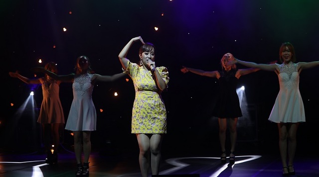 트로트 가수 ‘고은빛’ 공연 촬영 모습.