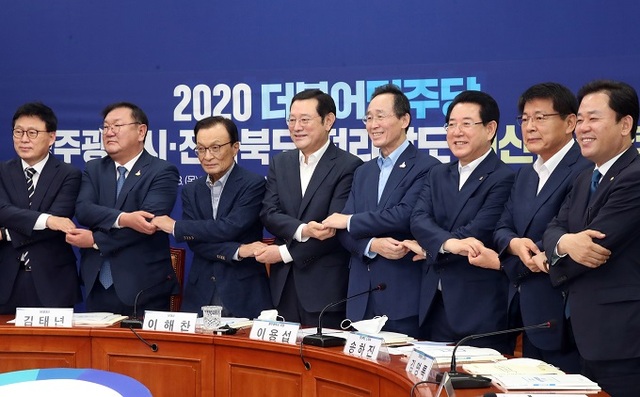 23일 국회에서 열린 더불어민주당- 광역시·도 예산정책협의회에 더불어민주당 이해찬 대표, 김태년 원내대표, 송하진 도지사를 비롯하여 광주·전남 시도지사 등이 참석한 가운데 참석자들이 기념촬영을 하고 있다. 사진제공= 전북도.